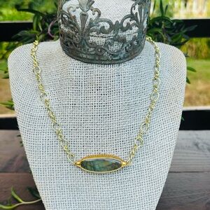 Elegant Gold Plated Adjustable Necklace Oblong Cut Framed Labradorite Piece 💥